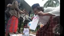 Komunitas kesenian gerbong bawah tanah yang berasal dari Bandung menyampaikan pesan akan kisruh KPK Vs Polri untuk segera bersatu dan masyarakat tidak terprovokasi, Jakarta, Senin (26/1/2014). (Liputan6.com/Herman Zakharia)