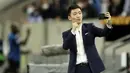 Presiden Inter Milan, Steven Zhang, melakukan swafoto usai tim nya mengalahkan Shakhtar Donetsk pada laga semifinal Liga Europa di Dusseldorf Arena, Selasa (18/8/2020). Inter Milan akan berjumpa Sevilla di final. (Lars Baron/Pool via AP)