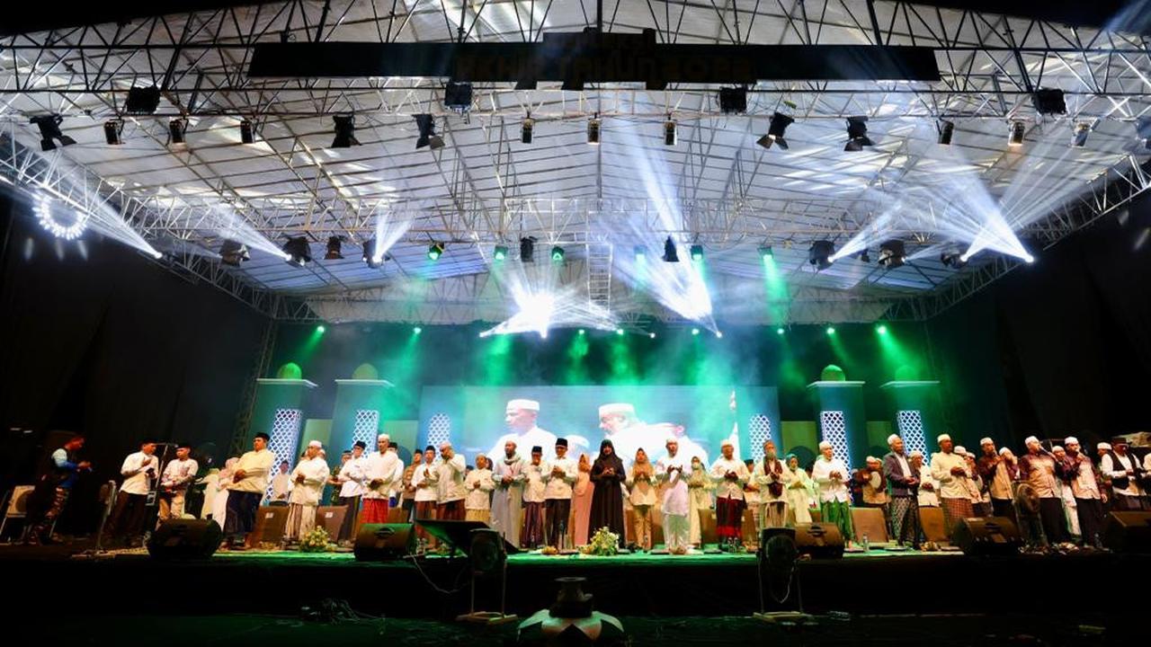 Bupati Banyuwangi Ipuk Fiestiandani (Tengah) merayakan malam pergantian tahun dengan bersholawat bersama di Taman Blambangan Banyuwangi (Istimewa)