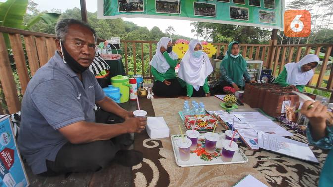 Sebagai PPL, Agus Priyono turut mendampingi warga desa yang mempelajari teknologi pertanian dan perkebunan.