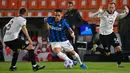 Pemain Inter Milan Lautaro Martinez (tengah) duel dengan pemain Spezia Matteo Ricci (kiri) pada pertandingan pertandingan Serie A Liga Italia di Stadion Alberto-Picco, La Spezia, Italia, Rabu (21/4/2021). Pertandingan berakhir dengan skor 1-1. (ANDREAS SOLARO/AFP)