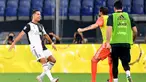 Pemain Juventus Cristiano Ronaldo (kiri) merayakan golnya ke gawang Genoa pada pertandingan Serie A di Stadion Luigi Ferraris, Genoa, Italia, Selasa (30/6/2020). Juventus kokoh memuncaki klasemen sementara usai mengalahan Genoa 3-1. (Tano Pecoraro/LaPresse via AP)