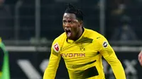 5. Michy Batshuayi (Borussia Dortmund) – Kehadiran Oliver Giroud ke Chelsea membuat striker muda asal Belgia ini tergusur. Pindah ke Dortmund malah menjadikannya striker utama yang tampil impresif dengan 8 gol dari 11 laga. (AFP/Patrik Stollarz)