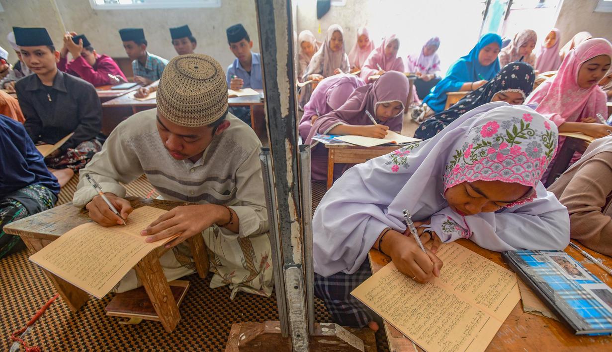 Selama Ramadan 1447 Hijriah, sekitar 200 santri dan santriwati mengintensifkan kegiatan belajar mengajar kajian kitab kuning Ayyuhal Walad. Tampak dalam foto, santri dan santriwati saat mengikuti kegiatan belajar mengajar kajian kitab kuning Ayyuhal Walad di Pondok Pesantren (Ponpes) Sirajussa’ Adah di Limo, Depok, Jawa Barat, Kamis (26/2/2026). (merdeka.com/Arie Basuki)