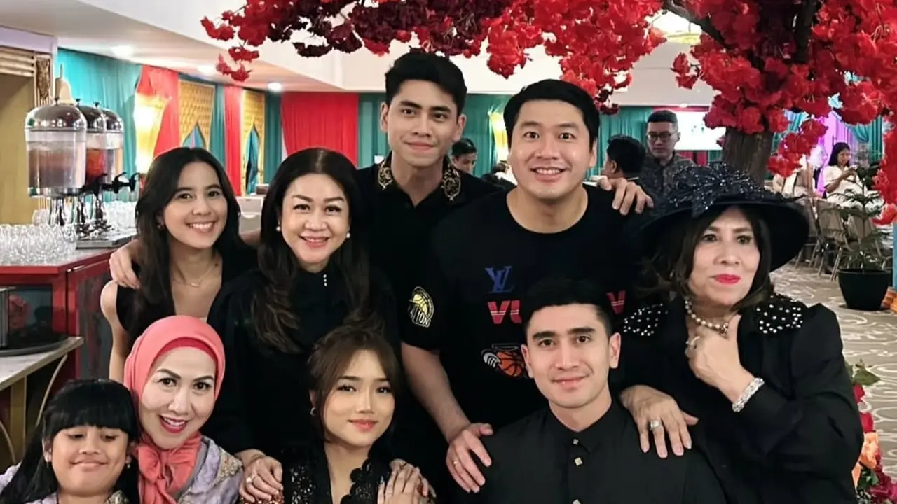 Gaya Fuji An Hadiri Buka Puasa Bersama Keluarga Verrel Bramasta, Kompak Serba Hitam!