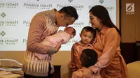 Ibas Yudhoyono mencium putrinya Gayatri Idalia Yudhoyono yang baru lahir saat jumpa pers di RS Pondok Indah, Jakarta, Selasa (2/1). Cucu keempat SBY itu lahir tepat pada 1 Januari, pukul 08.58 WIB melalui persalinan normal. (Liputan6.com/Faizal Fanani)