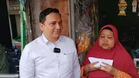 Tim kuasa hukum Miftah Maulana, Herdiyan Saksono, memberikan sejumlah uang tunai untuk Sariah istri pertama Pak Tarno. (Dok. Via M. Altaf Jauhar)