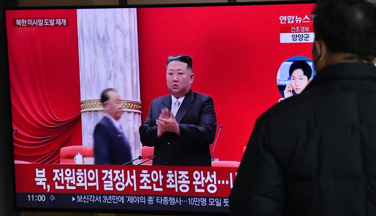 Seorang pria menonton layar televisi yang menayangkan siaran berita dengan rekaman file pemimpin Korea Utara Kim Jong Un, di sebuah stasiun kereta api di Seoul, Sabtu (31/12/20220). Ketegangan militer di semenanjung Korea telah meningkat tajam pada tahun 2022 karena Korea Utara telah melakukan uji senjata penghancur sanksi hampir setiap bulan. (Jung Yeon-je / AFP)