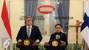 Menlu RI, Retno Marsudi (kanan) memberikan keterangan usai mengadakan pertemuan dengan Menlu Finlandia, Timo Soini di Jakarta, Senin (2/11/2015). Pertemuan membahas rencana kedatangan Presiden Finlandia ke Indonesia. (Liputan6.com/Helmi Fithriansyah)