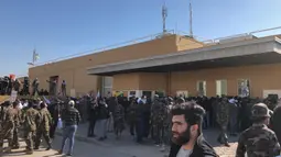 Para demonstran saat menyerbu kedutaan besar AS di Baghdad, Irak, Selasa (31/12/2019). Serbuan ini dilakukan para demonstran yang marah setelah serangan udara militer AS yang mematikan pada hari Minggu terhadap milisi Kataeb Hezbollah di Irak dan Suriah. (AP Photo/Qassim Abdul-Zahra)