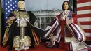 Boneka "Hina" yang menggambarkan Presiden AS Joe Biden dan Wakil Presiden Kamala Harris dipajang untuk perayaan Hari Anak Perempuan di Kyugetsu, pembuat boneka tradisional Jepang, di Tokyo, Rabu (27/1/2021). Orang Jepang akan menghiasi rumah mereka dengan boneka hina. (AP Photo/Eugene Hoshiko)