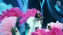 Penampilan penyanyi Zaskia Gotik saat Konser Lebaran yang bertajuk Bidadari Dangdut Zaskia Gotik di Studio 5 Indosiar, Jakarta, Senin (3/7). Merayakan momen lebaran, Indosiar menyuguhkan program spesial untuk pemirsanya. (Liputan6.com/Herman Zakharia)