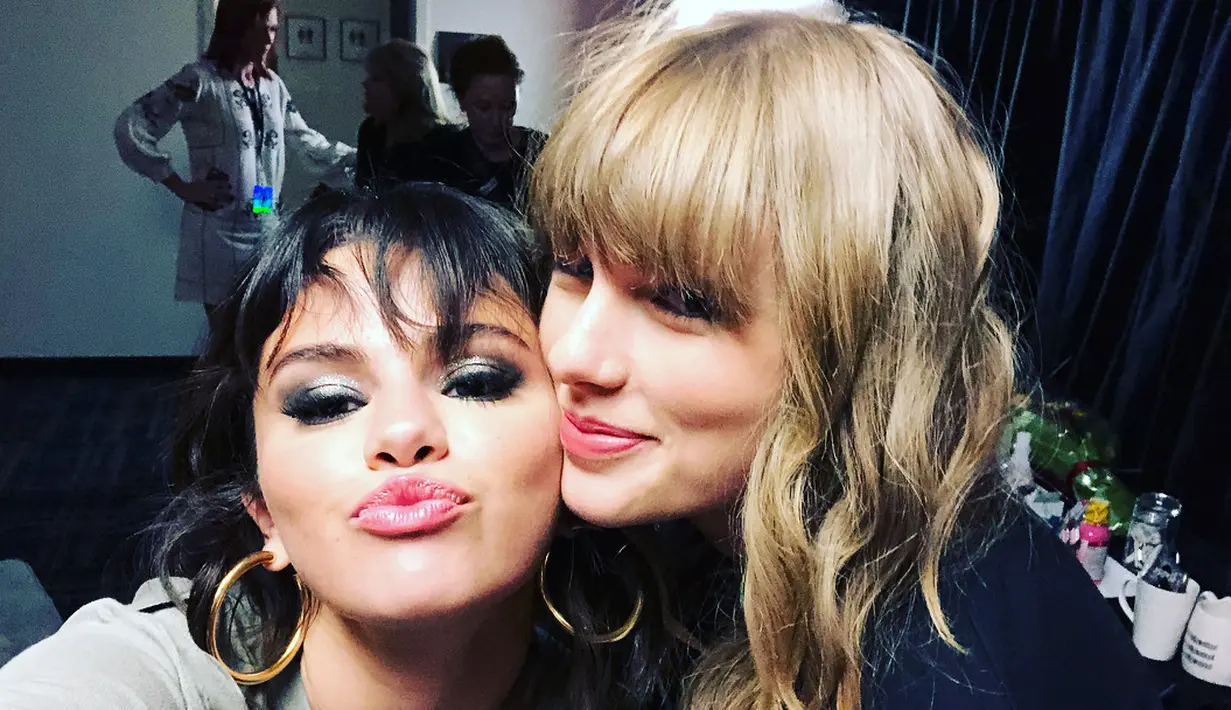 Namun Selena menepis hal itu dengan mengunggah foto dirinya yang memeluk Taylor Swift. (instagram/selenagomez)