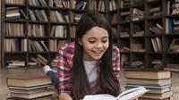 Apabila anak sudah dikenalkan dengan buku sejak kecil, maka ketertarikan mereka akan membaca akan berlanjut hingga dewasa. (Foto: Freepik/freepik)