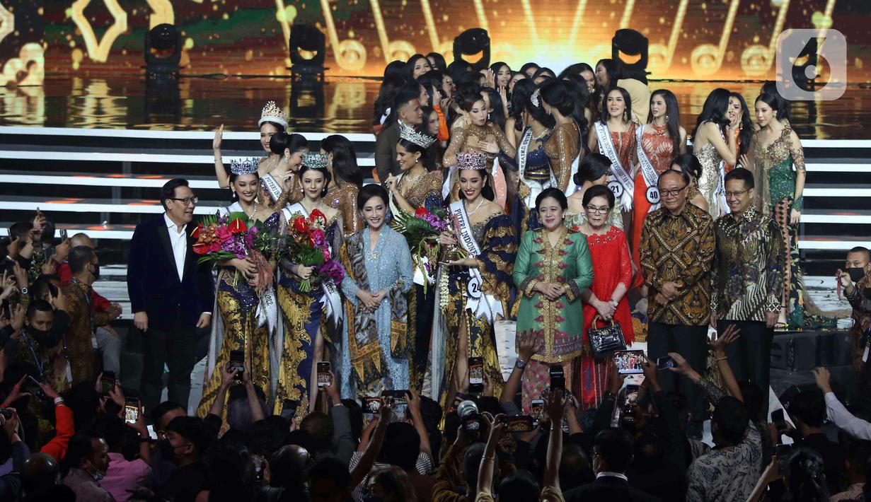 Puteri Indonesia 2022 terpilih Laksmi Shari De Neefe Suardana (tengah) foto bersama para peserta lainnya saat Malam Puncak Grand Final Pemilihan Puteri Indonesia 2022 di Plenary Hall Jakarta Convention Center (JCC) Senayan, Jakarta, Jumat (27/5/2022). Laksmi Shari De Neefe Suardana terpilih menjadi Puteri Indonesia 2022. (Liputan6.com/Herman Zakharia)