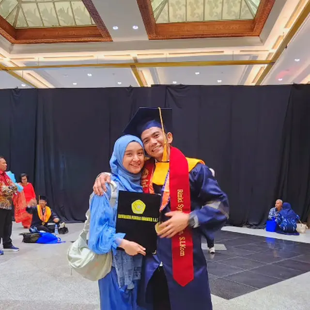 6 Potret Wisuda Rizki DA Didampingi Hersa Rahayu,