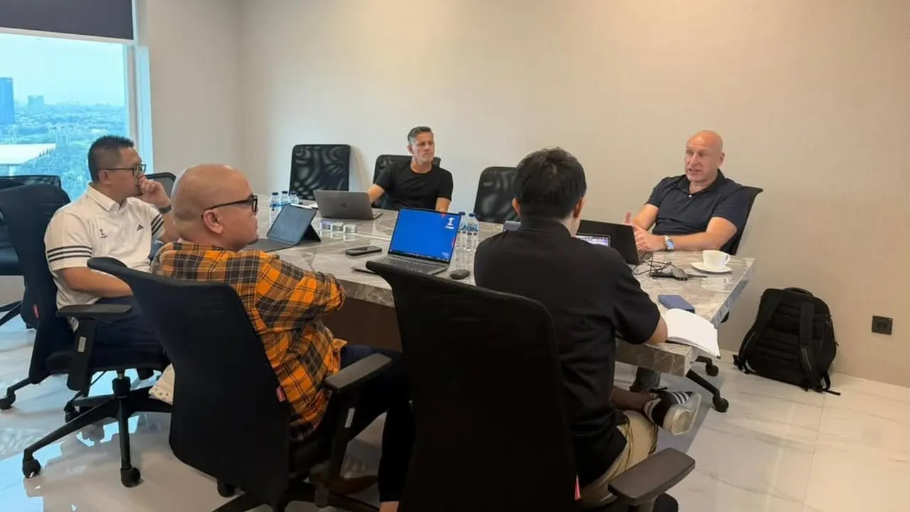 Pelatih Timnas Indonesia, John Herdman, melakukan pertemuan dengan Direktur Teknik (Dirtek) PSSI, Alexander Zwiers, dan jajaran petinggi I.League.