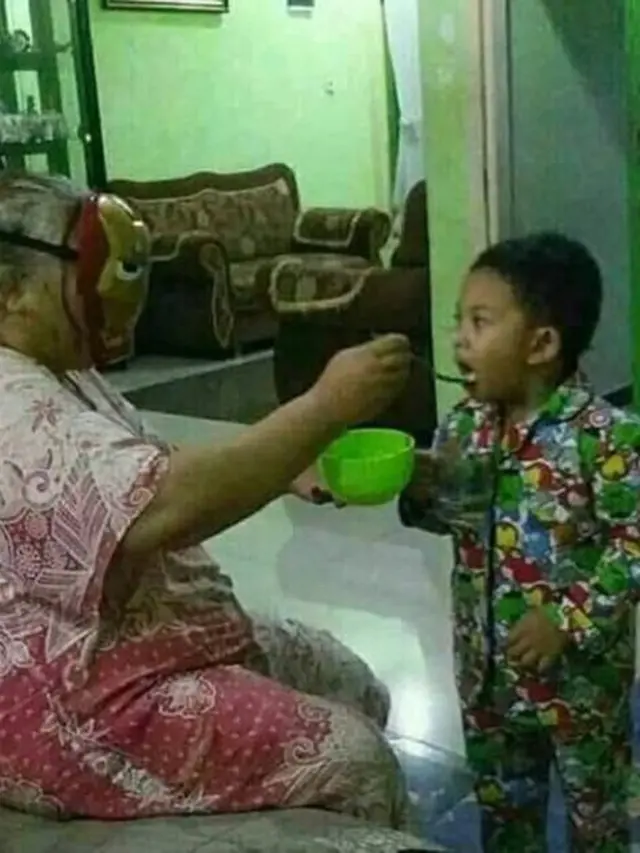 6 Potret Nyeleneh Emak-Emak Saat Asuh Anak Ini Bikin Geleng Kepala
