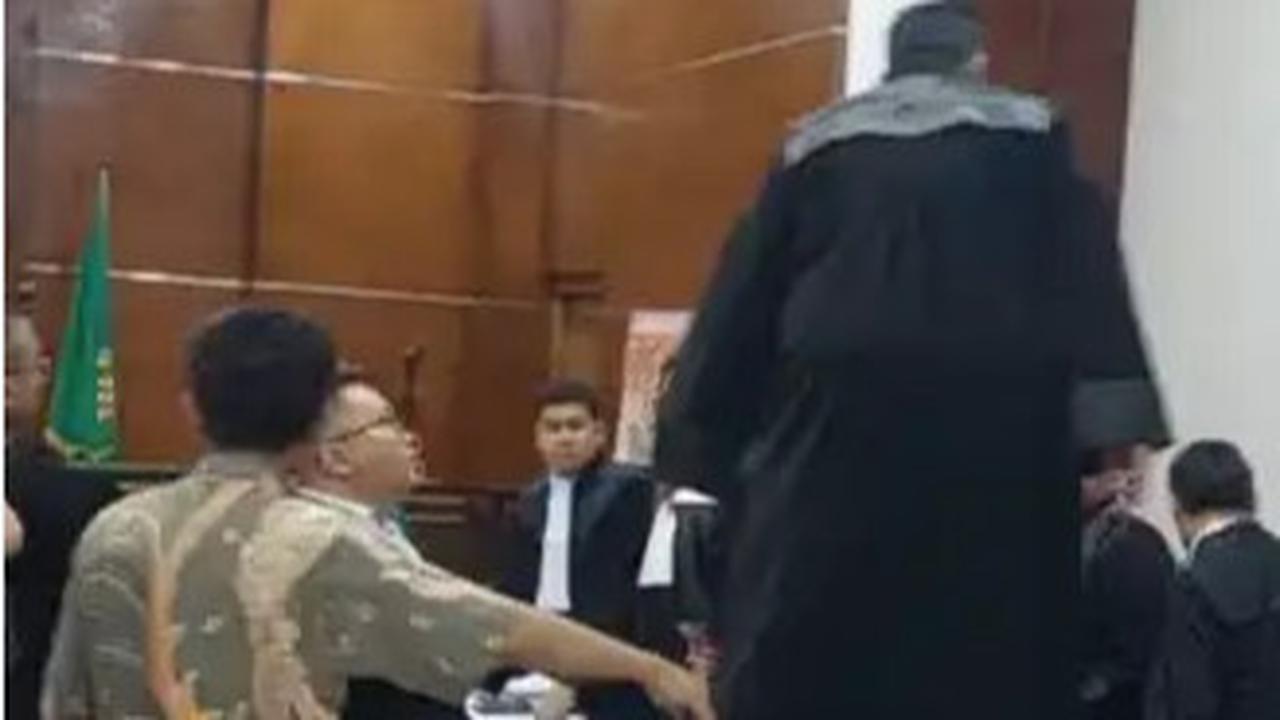 Firdaus Oiwobo Muncul di Persidangan PN Depok Pascadipecat dari KAI, Kok Bisa?
