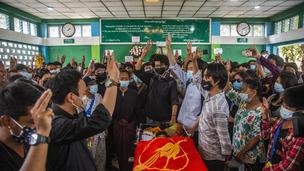 Orang-orang memberi hormat tiga jari selama pemakaman Khant Ngar Hein di Yangon, Myanmar, Selasa (16/3/2021).  Khant Ngar Hein, seorang mahasiswa kedokteran berusia 18 tahun ditembak di dadanya pada hari Minggu, 14 Maret di Tamwe, Yangon oleh pasukan keamanan selama protes anti-militer. (AP Photo)