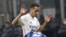 Pemain Real Madrid Lucas Vazquez (belakang) berebut bola dengan pemain Inter Milan Achraf Hakimi pada pertandingan Grup B Liga Champions di Stadion San Siro, Milan, Italia, Rabu (25/11/2020). Real Madrid melumat Inter Milan 2-0. (AP Photo/Luca Bruno)