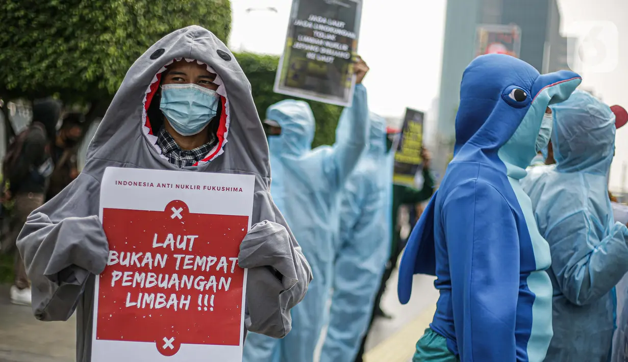Massa Indonesia Anti Nuklir Fukushima menggelar aksi di depan Kedutaan Besar Jepang, Jakarta, Selasa (8/6/2021). Aksi yang sekaligus memperingati Hari Laut Sedunia ini menolak pembuangan limbah nuklir Fukushima di lautan yang akan dilakukan oleh pemerintah Jepang. (Liputan6.com/Faizal Fanani)
