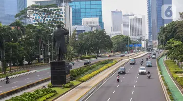 Suasana Jalan Jenderal Sudirman yang lengang dari kemacetan, Jakarta, Selasa (12/3/2024). (Liputan6.com/Angga Yuniar)