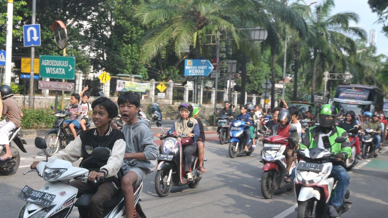 Beberapa di antaranya bahkan sampai mengendarai sepeda motor dan melaju di depan bus untuk berburu klakson telolet.