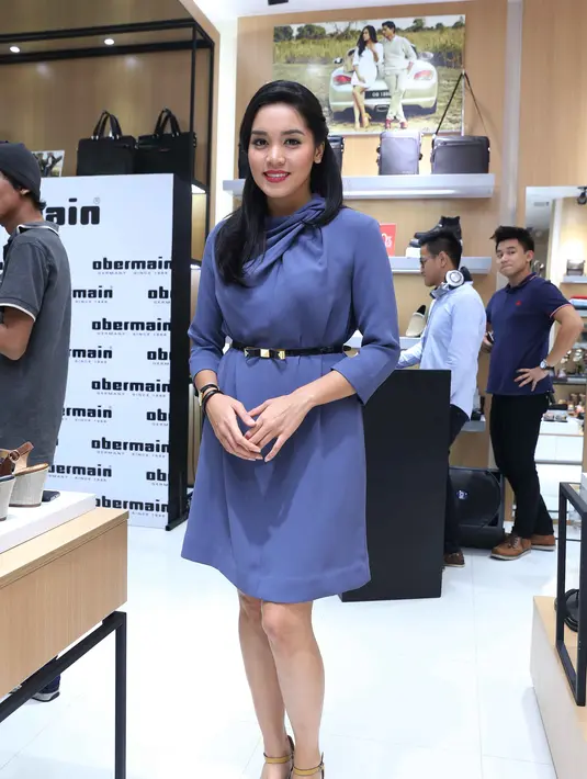 Kini diakui oleh Alexandra ia sudah tidak lagi gemar memborong sepatu, ia sudah membatasi hasratnya tersebut. Jika dulu semahal apa pun ia rela membeli sepatu, kini ia sudah mengurangi hal tersebut. (Nurwahyunan/Bintang.com)