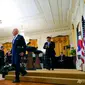 Presiden Joe Biden dan Presiden Korea Selatan Moon Jae-in berangkat setelah konferensi pers bersama di Ruang Timur Gedung Putih, Jumat, 21 Mei 2021, di Washington. (Foto AP / Alex Brandon)