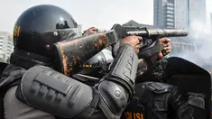 Seorang aparat bersiap-siap untuk menembakkan gas air mata, Jakarta, Kamis (21/8/2014) (Liputan6.com/Miftahul Hayat)