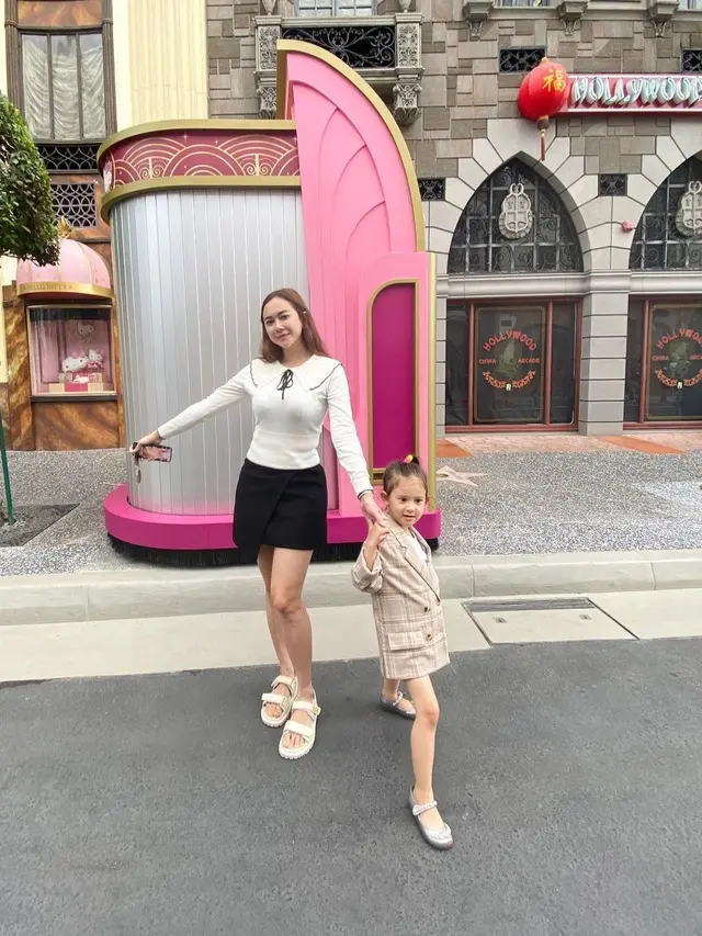 OOTD Aura Kasih saat Momong Anak