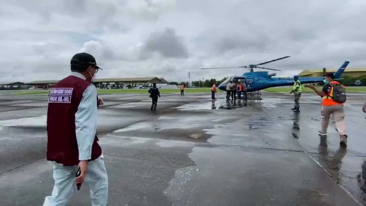 Gubernur Sulsel, Nurdin Abdullah menggunakan helikopter mengecek bencana gempa di Sulbar (Liputan6.com/Istimewa)