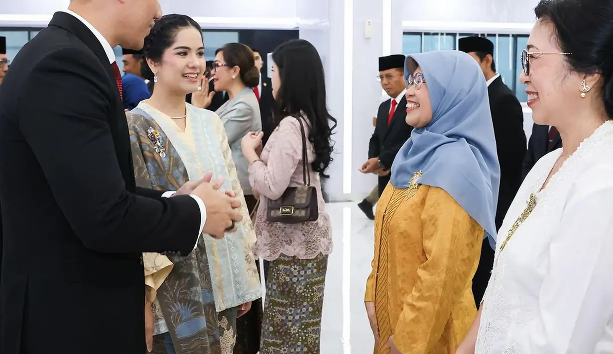 Sebagai bawahan dan selendang bahu, Annisa Pohan kenakan kain batik biru keabuan bernuansa pastel [@annisayudhoyono]