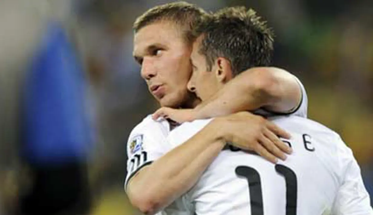 Striker Jerman Miroslav Klose (kanan) merayakan golnya ke gawang Australia dengan rekannya Lukas Podolski di babak penyisihan Grup D di Moses Mabhida Stadium, Durban, 13 Juni 2010. Jerman unggul 4-0. AFP PHOTO / JAVIER SORIANO 
