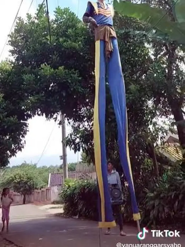 Viral Atraksi Egrang Setinggi Pohon Ini Bikin Penonton Kaget