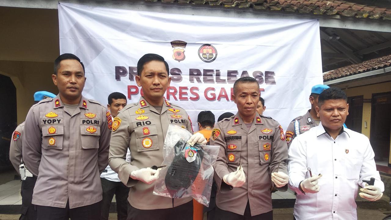 Kapolres Garut AKBP Rio Wahyu Anggoro Didampingi Wakapolres dan Kapolsek Tarogong Kidul, menunjukan barang bukti dalam rilis curanmor di Mapolsek Tarogong Kidul, Garut. (Liputan6.com/Jayadi Supriadin)