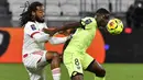 Bek Olympique Lyon, Jason Denayer, berebut bola dengan gelandang Dijon, Eric Junior Dina-Ebimbe, pada laga Ligue 1 di Stadion Groupama, Sabtu (29/8/2020) dini hari WIB. Lyon menang 4-1 atas Dijon. (AFP/Philippe Desmazes)