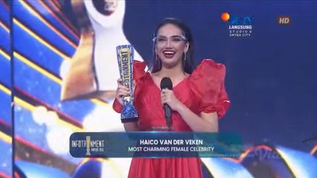 Haico Van Der Veken  raih penghargaan Most charming female celebrity Infotainment Award 2021