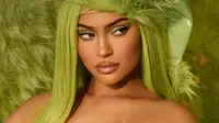 Tampil Serba Hijau, Kylie Jenner Luncurkan Kosmetik Edisi Liburan ala Karakter The Grinch (dok. Instagram KylieJenner/ https://www.instagram.com/p/CHqSMsbHlYu/?igshid=1vkc97fvdi6f4/ Brigitta Valencia Bellion)