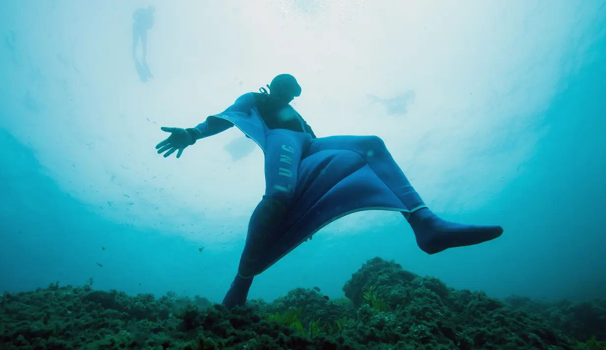 Gaya penyelam Pierre Frolla saat menggunakan wetsuit 'Oceanwings' di laut Mediterania (13/8). Wetsuit ini pakaian khusus yang memungkinkan penyelam terbang di dalam air layaknya di udara. (AFP Photo/Boris Horvat)
