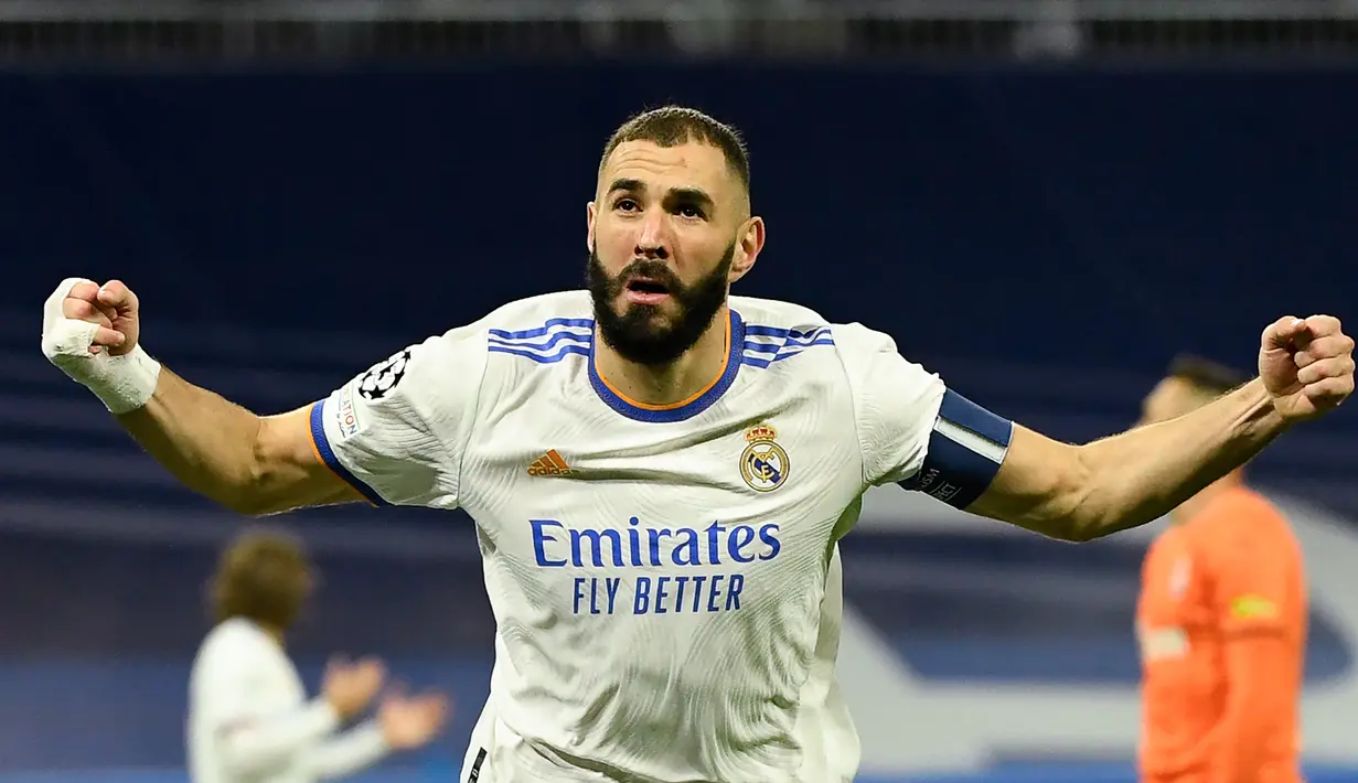 Karim Benzema. Striker yang telah 13 musim memperkuat Real Madrid ini total telah membuat 16 kali braces dalam 133 laga di Liga Champions bersama Olympique Lyon dan Real Madrid. Braces teranyarnya dibuat saat Los Blancos mengalahkan Shakhtar Donetsk 2-1, 3 November 2021. (AFP/Pierre-Philippe Marcou)