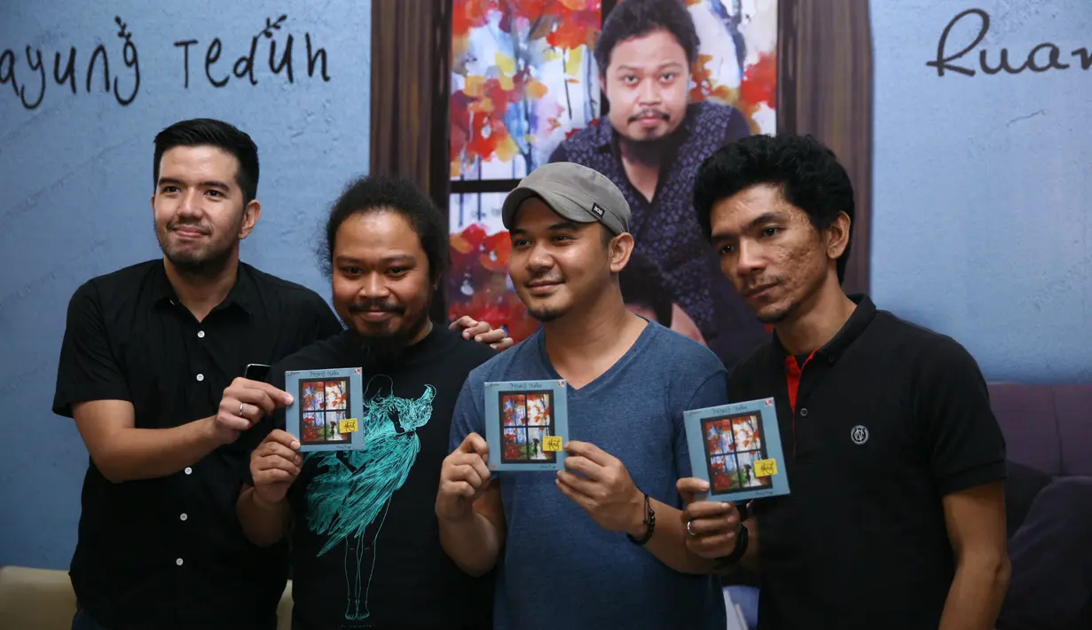 Menurut sang vokalis, Mohammad Istiqamah Djamad atau biasa disapa Iis, mengungkapkan kegembiraannya album yang awalnya akan dirilis tahun 2015 itu akhirnya resmi di rilis. (Nurwahyunan/Bintang.com)
