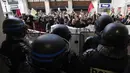 Polisi berjaga saat aksi demonstran di dekat Stasiun Saint-Lazare, Paris, Perancis, Selasa (12/4). Demonstran menentang reformasi hukum perburuhan yang dirancang pemerintah Perancis. (AFP Photo/ Dominique Faget)