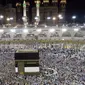 Jemaah mengelilingi Kabah saat melaksanakan ibadah haji di Masjidil Haram, Makah, Arab Saudi, Minggu (4/9). Seminggu jelang pelaksanaan Haji 2016, Masjidil Haram penuh sesak oleh jemaah haji dari berbagai belahan dunia. (REUTERS/Ahmed Jadallah)