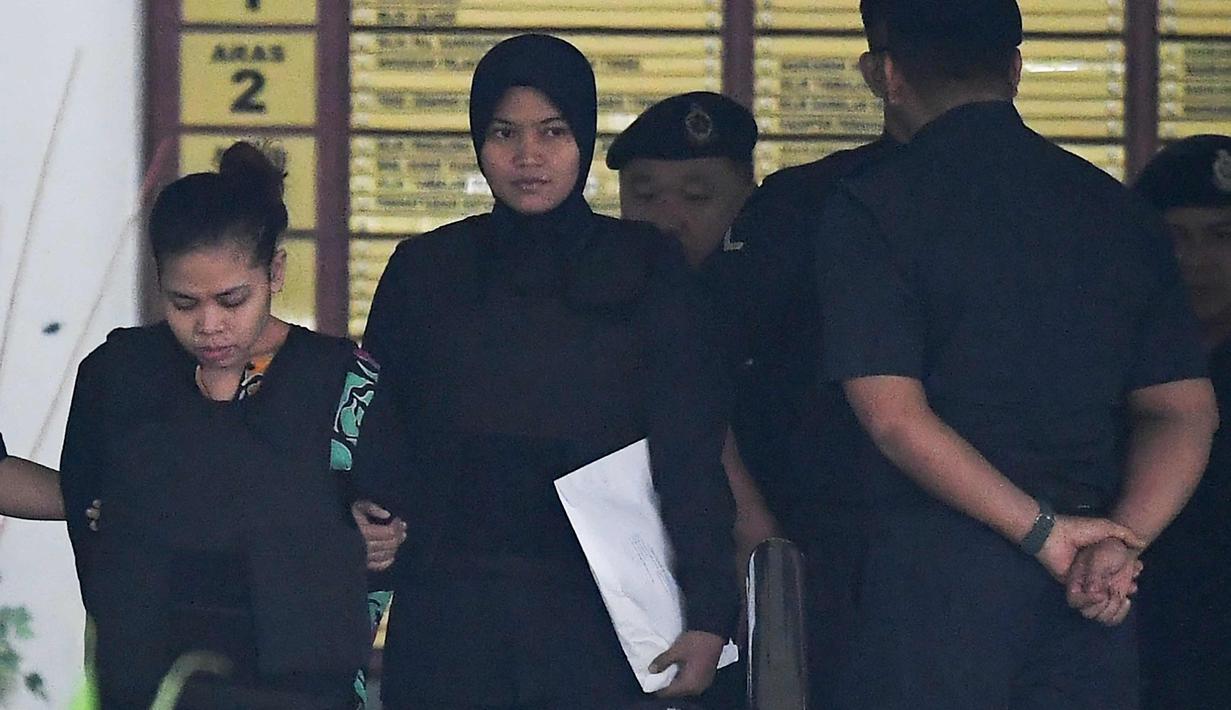Petugas mengawal tersangka Siti Aisyah asal Indonesia (kiri) menjalani sidang di Pengadilan Tinggi Shah Alam, Kuala Lumpur, Malaysia (2/10). Kim Jong-nam terbunuh pada 13 Februari 2017 di Kuala Lumpur International Airport. (AFP Photo/Mohd Rasfan)