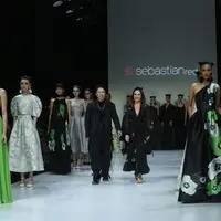 Sebastian Gunawan dan Christina Panarese hadirkan koleksi busana khas sosialita Paris