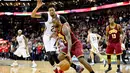 Pemain Cleveland Cavaliers,  LeBron James (23) mencoba melewati hadangan pemain New Orleans Pelicans, Anthony Davis (23) pada lanjutan NBA di Smoothie King Center, New Orleans, Sabtu (5/12/2015). WIB. (Reuters/Derick E. Hingle)