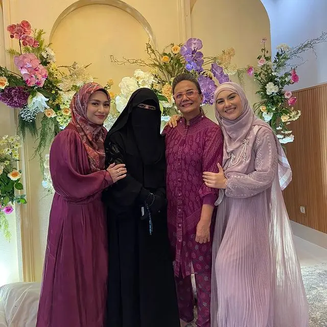 Curhat Sambil Nangis Sebelum Lepas Hijab, Ini 6 Potret Nathalie Holscher dan Umi Pipik