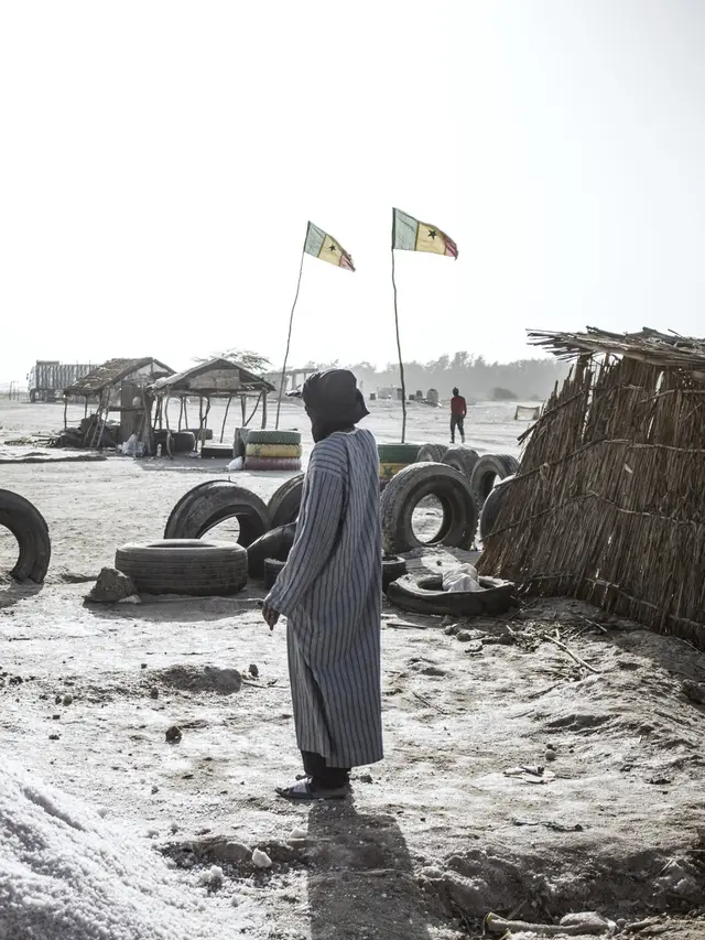 Memanen garam di Danau Retba atau danau merah muda di Senegal. (Marco Longari/AFP)